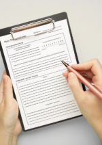 Therapeutisches Protokoll zum Ausfüllen auf Klemmbrett, Selbstreflexions-Tool für Coaching und psychologische Beratung in Verwendung