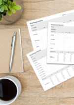 Wochenprotokoll, Psychotherapie, Wochenplan Arbeitsblätter auf Schreibtisch mit Kaffee und Stift, Therapiematerial, auf Tisch